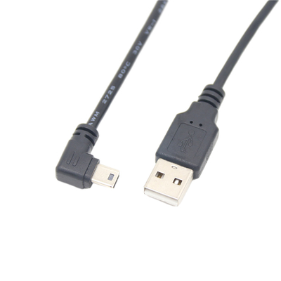 작은 데이터 케이블을 직각 커넥터로 채우는 USB 2.0 남자 USB